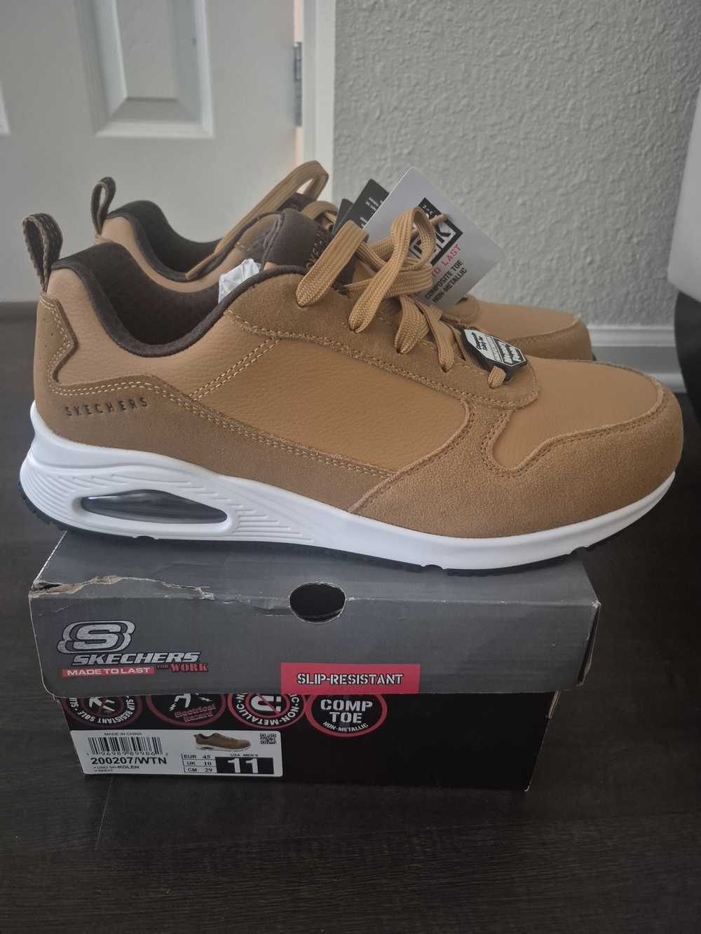 Men’s safety shoes, size US 11 Skechers Sneakers - Slip-Resistant Comfort